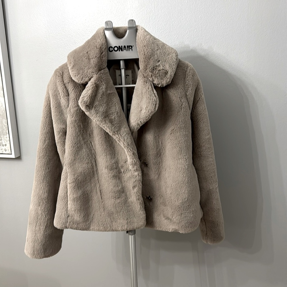 NWT Abercrombie & Fitch short faux fur collared jacket Size S